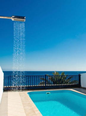 FRONTLINE VILLA 26, Modern Coastal Design with Amazing Views